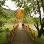 A footbridge over the Nam Xong River on the way to Thamchang Cave