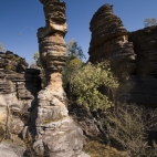 A sandstone tower along the Bardedjilidji Walk