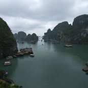 Boats lining up to enter Hang Thien Cung cave