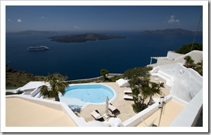 Pool on the edge of the caldera in Firostefani