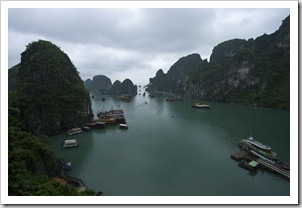 Boats lining up to enter Hang Thien Cung cave