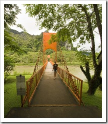 A footbridge over the Nam Xong River on the way to Thamchang Cave