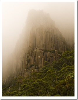 Sheer peaks alongside the road to Ben Lomond National Park