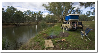 Camping on the banks of the Murray River in Rutherglen